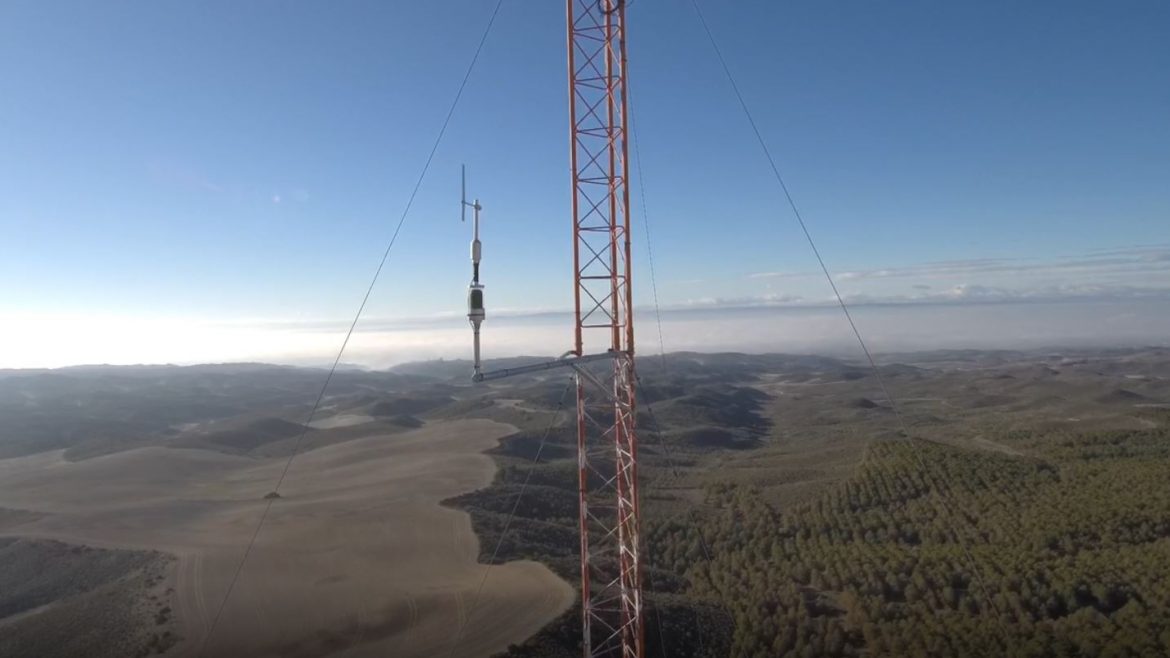 Drone in FULL HD climbs to 112.5 meters