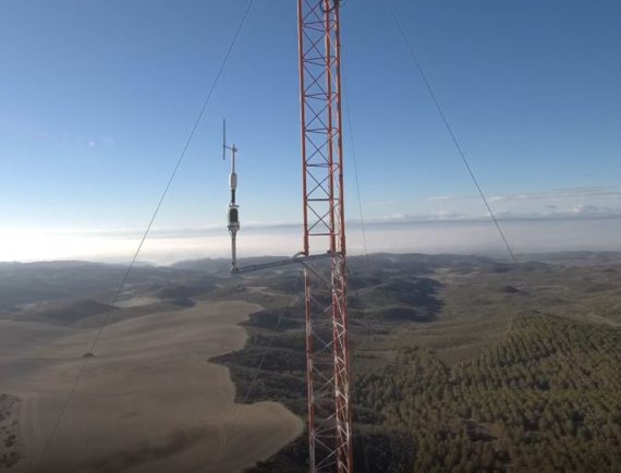 Drone in FULL HD climbs to 112.5 meters